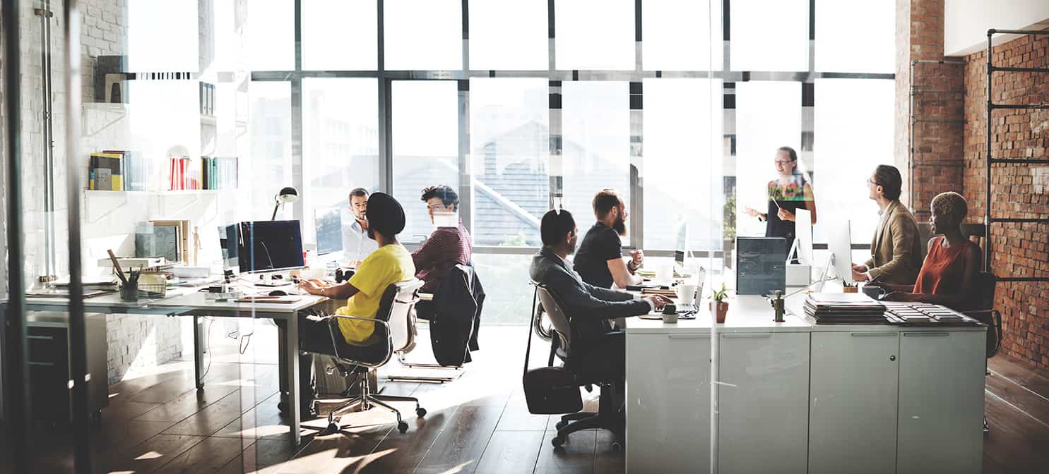 employés dans un environnement de travail