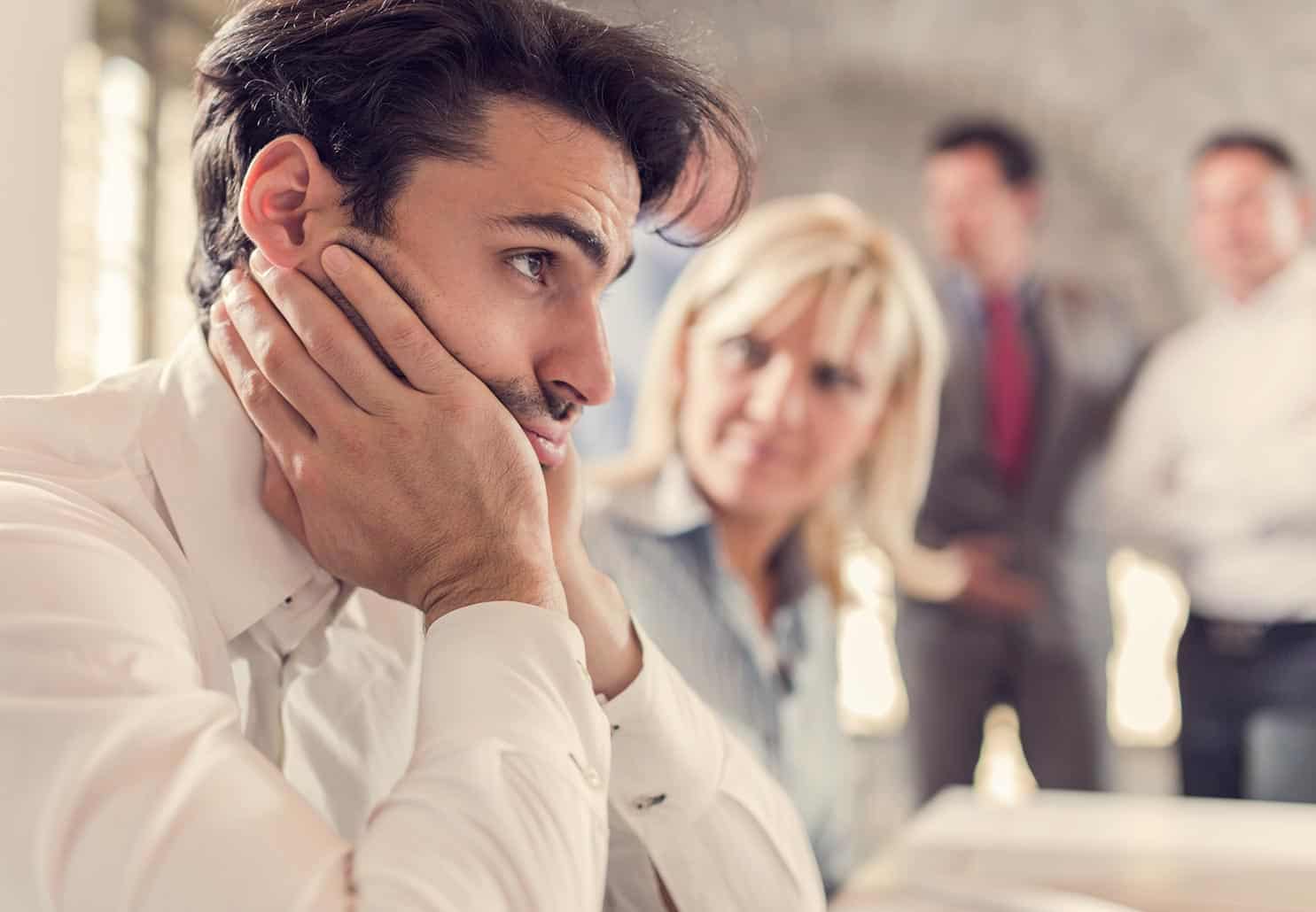 homme stressé et pas heureux